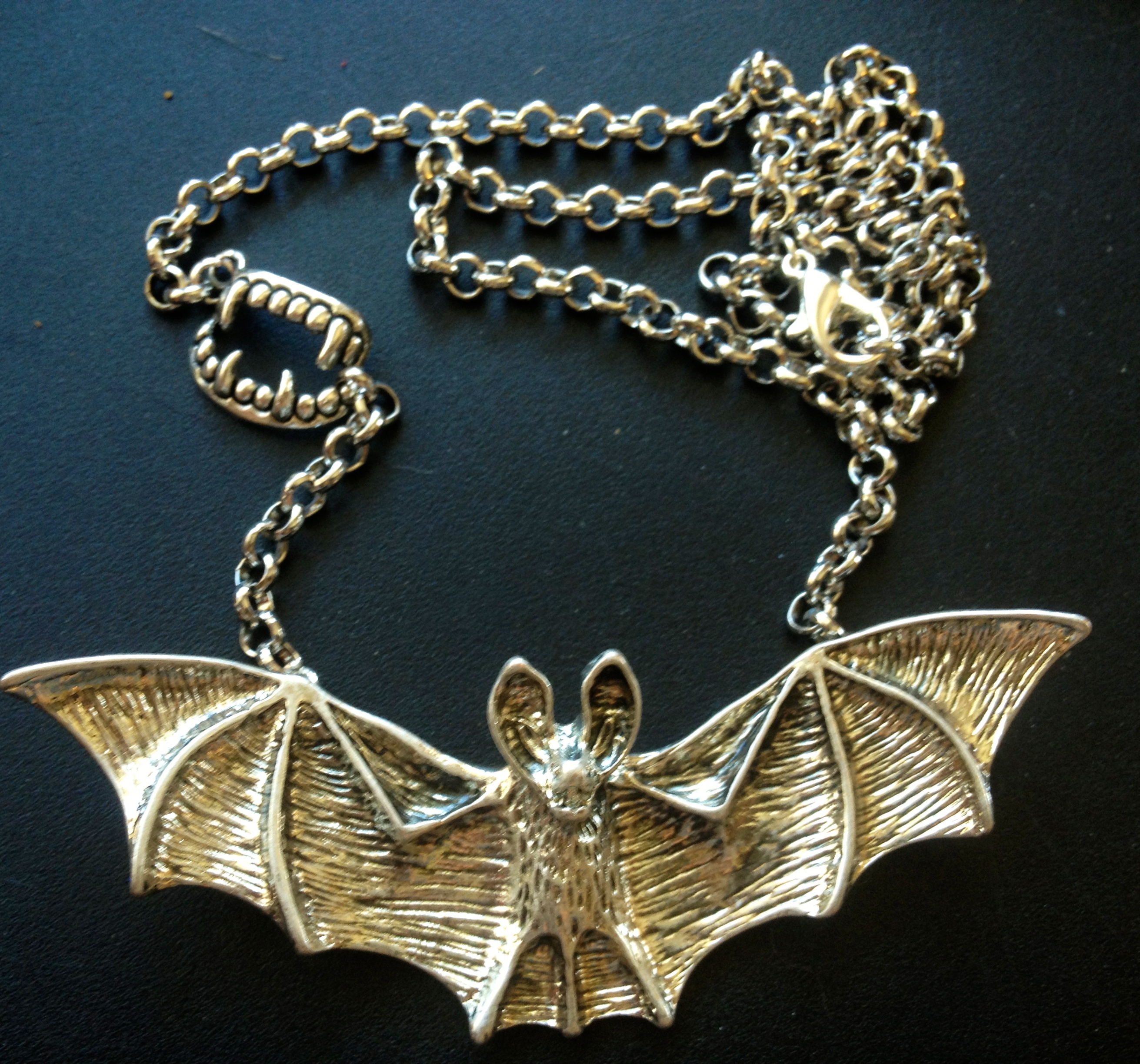 Vampire Bat Necklace on Luulla